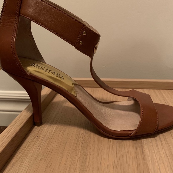 Michael Kors MK T-Strap low heel sandal - Picture 3 of 5